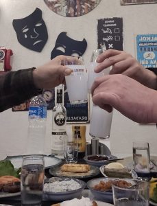 Dudo Meyhane’de rakı kadehlerini tokuşturan misafirler, samimi sofra atmosferi