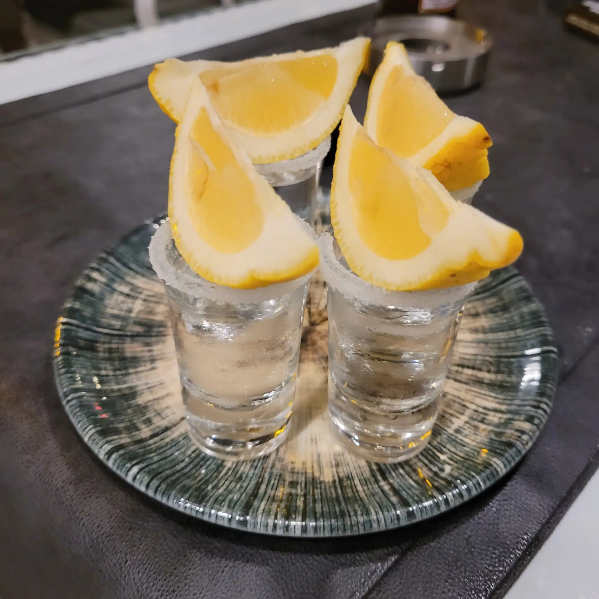 Dudo Meyhane tekila/shot sunumu limon dilimleriyle